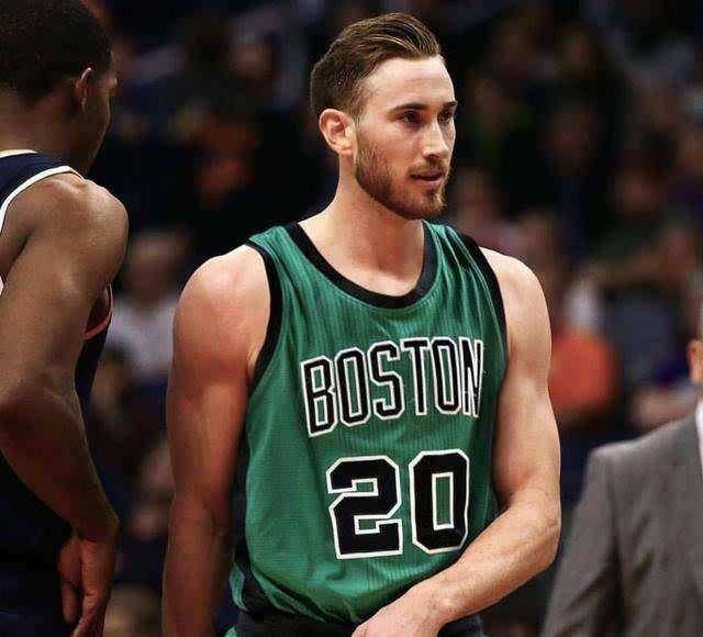 展现出了坚 展现出了坚